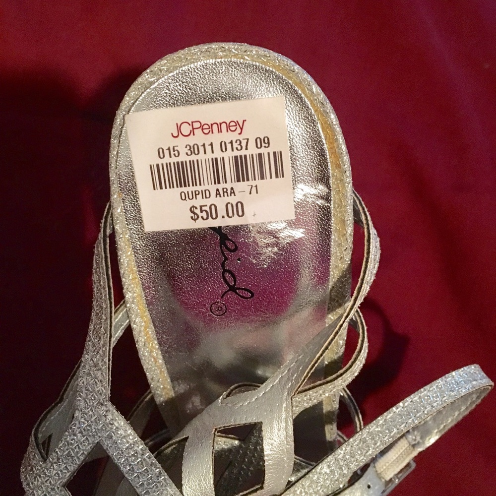 Silver Heels - Picture 7 of 8